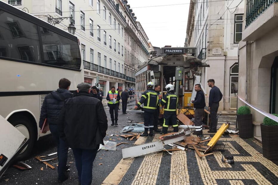 Autocarro e elétrico destruídos após colisão na Baixa de Lisboa