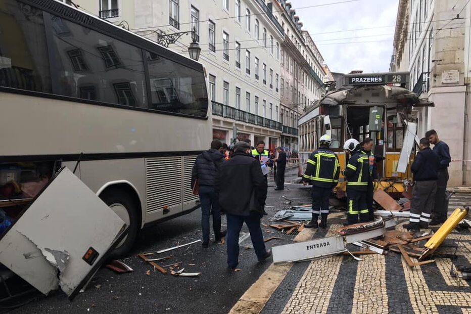 Autocarro e elétrico destruídos após colisão na Baixa de Lisboa