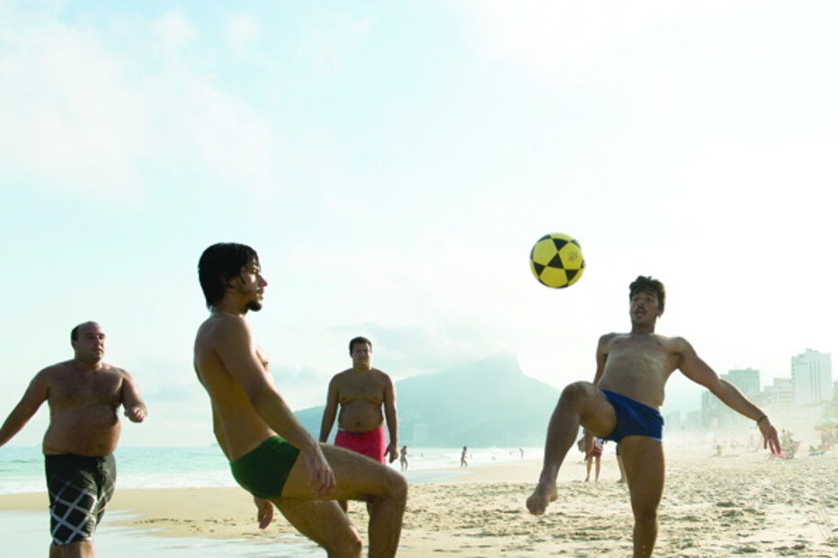 Jogar futebol na praia é um hábito para milhares de portugueses 