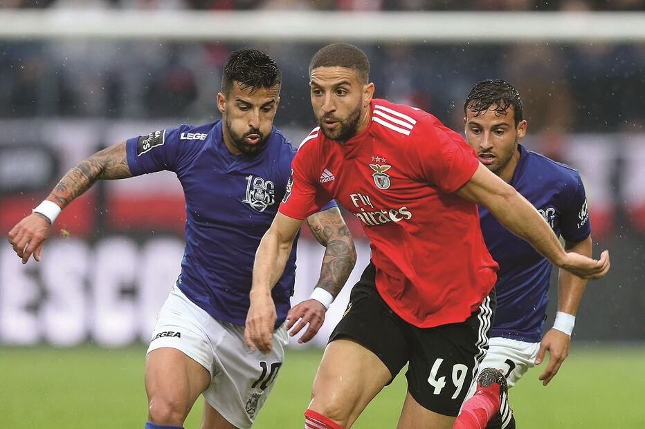 Taarabt foi titular na equipa do Benfica. Neste lance o jogador marroquino foge a Tiago Silva e a Luís Machado