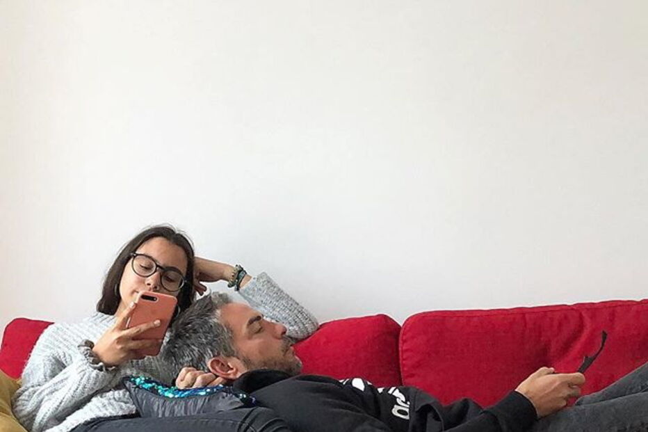 Cláudio Ramos leva filha a programa da Cristina