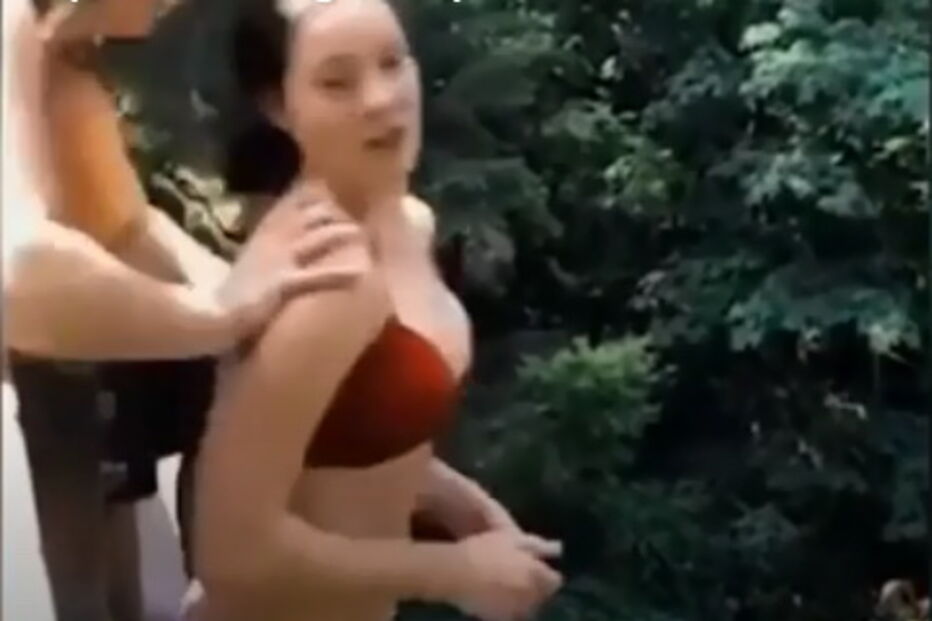 Jovem empurra amiga de ponte
