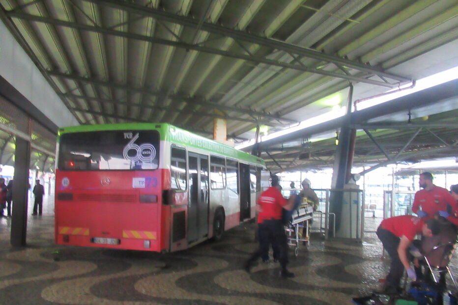 Oito feridos em acidente com autocarro no Barreiro 