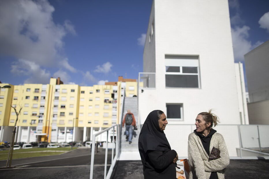 Fernando Medina entregou as chaves das novas casas aos moradores do bairro da Boavista, em Benfica   