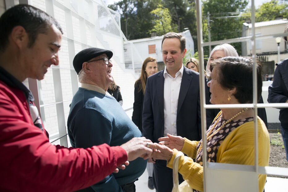 Fernando Medina entregou as chaves das novas casas aos moradores do bairro da Boavista, em Benfica   