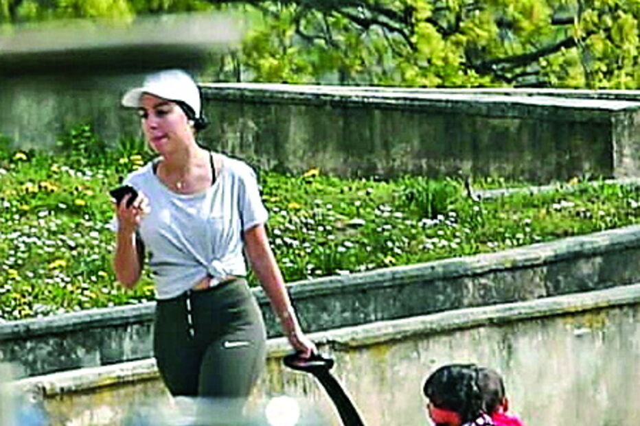 Georgina Rodríguez dá passeio divertido com os gémeos Eva e Mateo