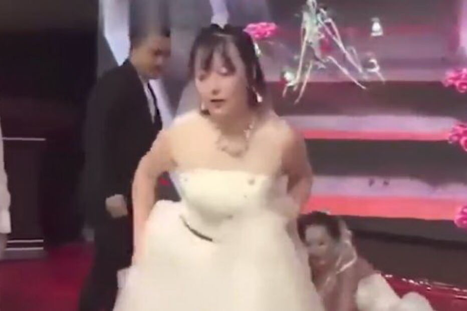 Mulher em choque ao ver ex-namorada do noivo entrar no seu casamento vestida de noiva 