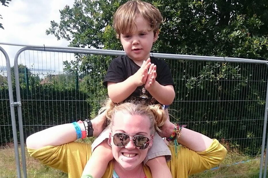 Emily Makin com o filho Harrison