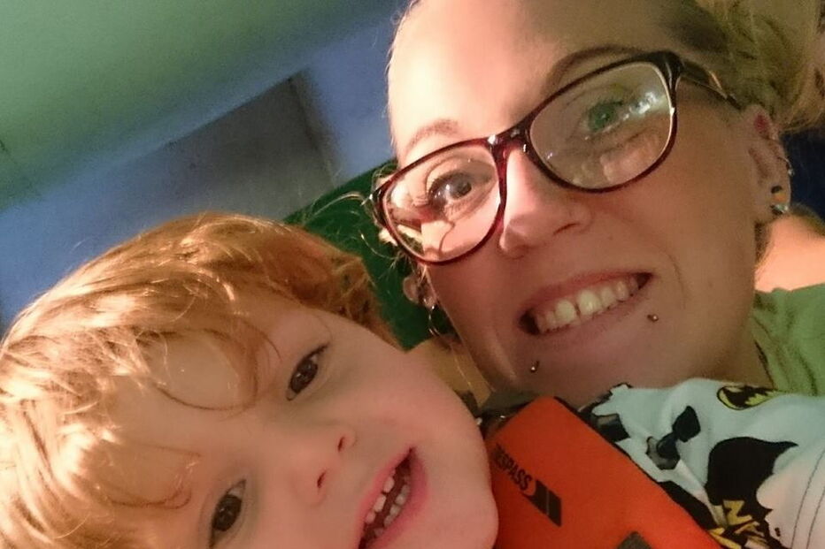 Emily Makin com o filho Harrison
