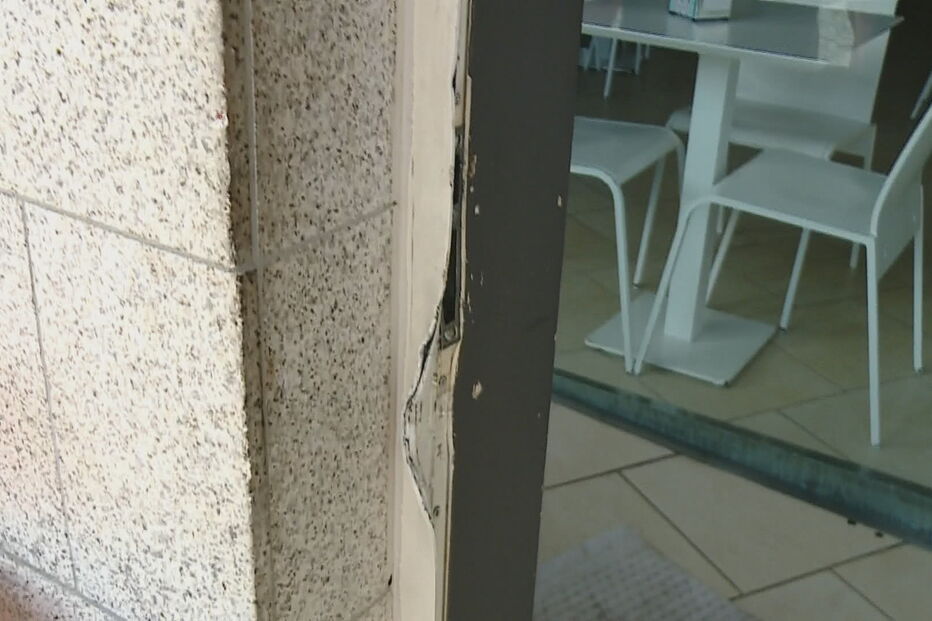 Porta do estabelecimento foi arrombada