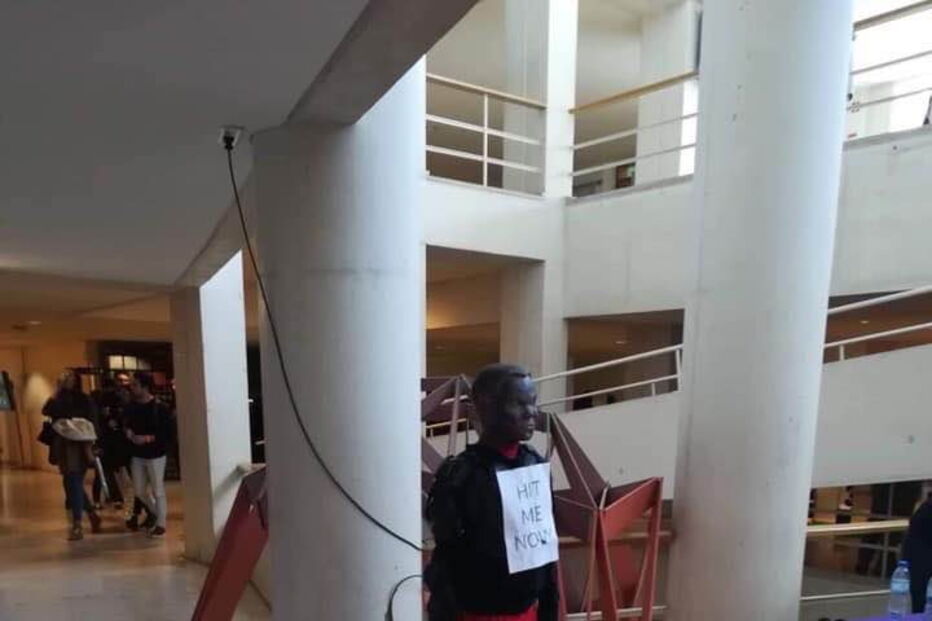 Alunos e professores do ISCTE incentivados a bater em boneco negro