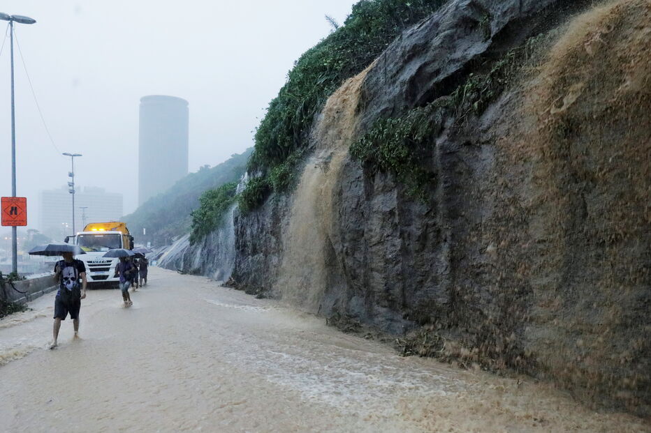 Inundações provocam caos nas ruas do Rio de Janeiro