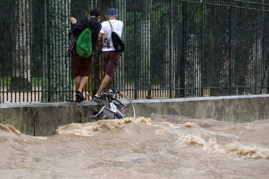 Inundações provocam caos nas ruas do Rio de Janeiro
