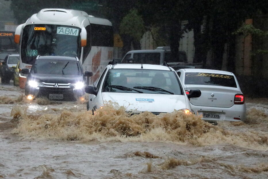 Inundações provocam caos nas ruas do Rio de Janeiro