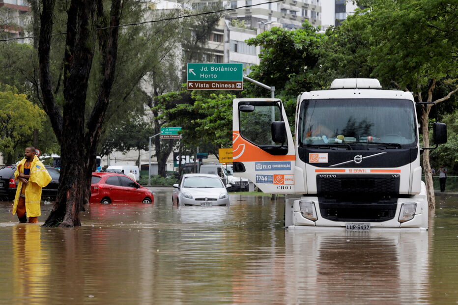 Inundações provocam caos nas ruas do Rio de Janeiro
