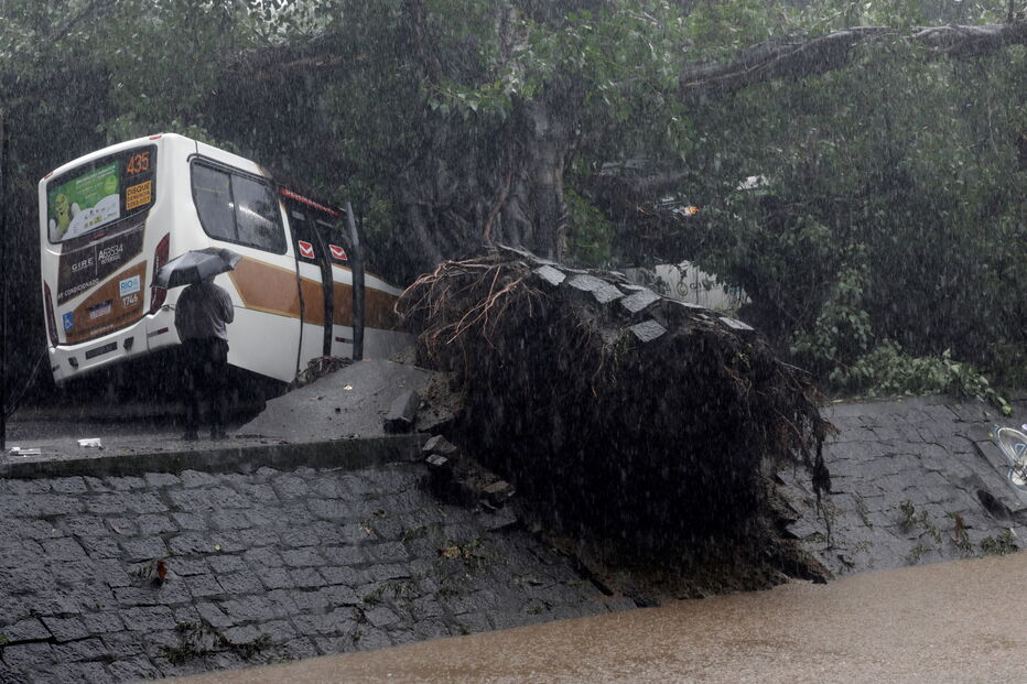 Inundações provocam caos nas ruas do Rio de Janeiro