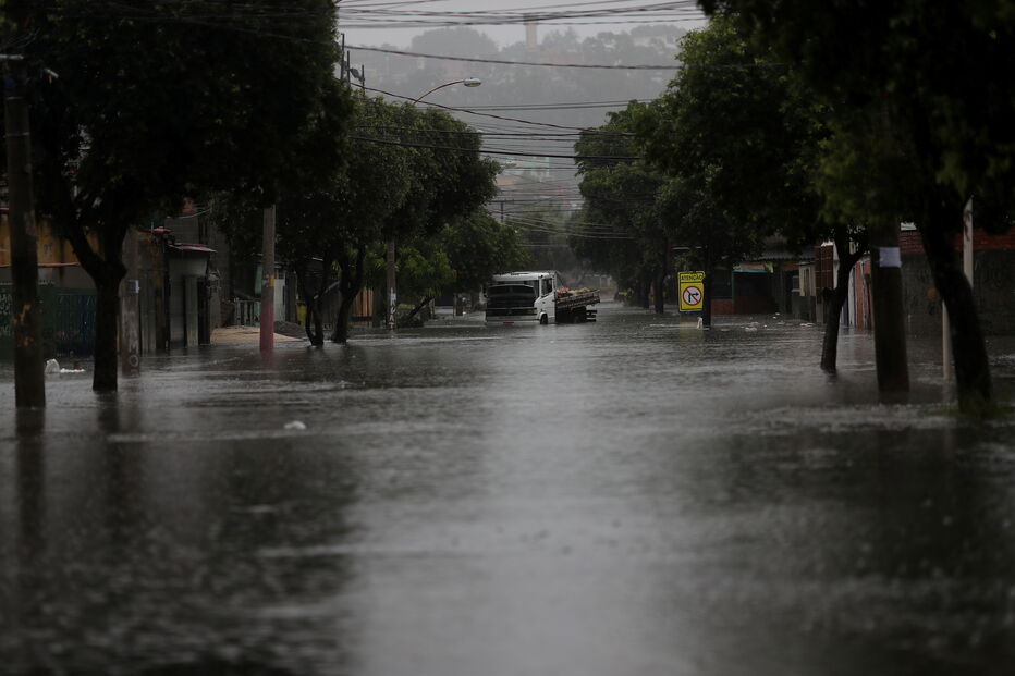 Inundações provocam caos nas ruas do Rio de Janeiro