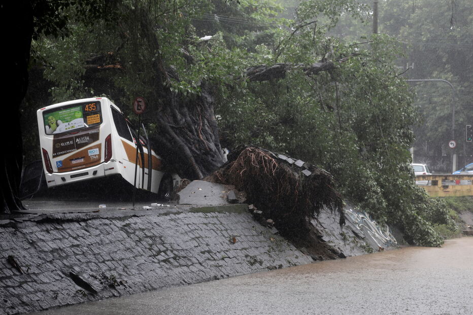 Inundações provocam caos nas ruas do Rio de Janeiro