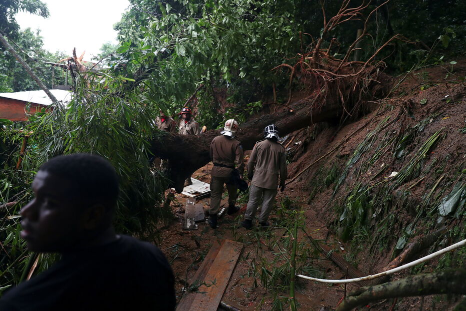 Inundações provocam caos nas ruas do Rio de Janeiro
