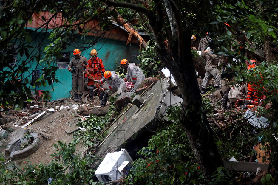 Inundações provocam caos nas ruas do Rio de Janeiro