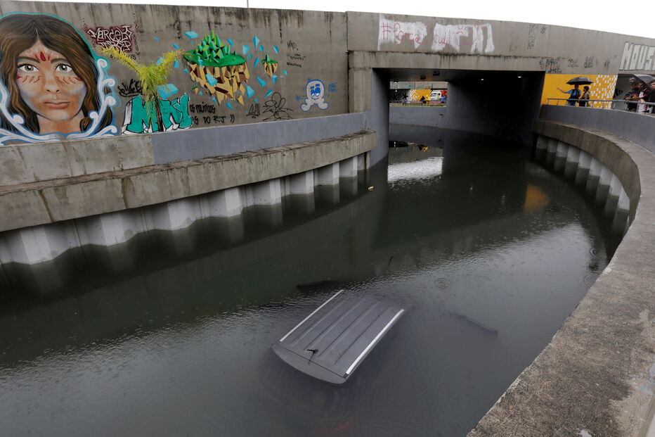 Inundações provocam caos nas ruas do Rio de Janeiro