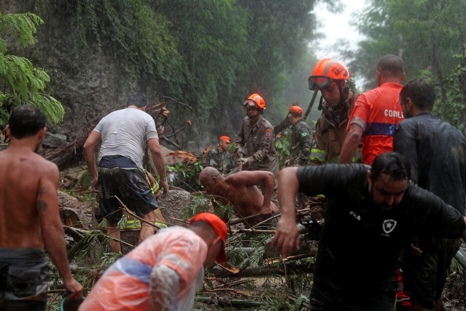 Inundações provocam caos nas ruas do Rio de Janeiro