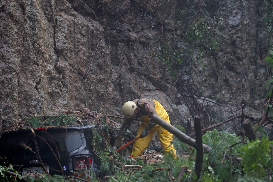 Inundações provocam caos nas ruas do Rio de Janeiro