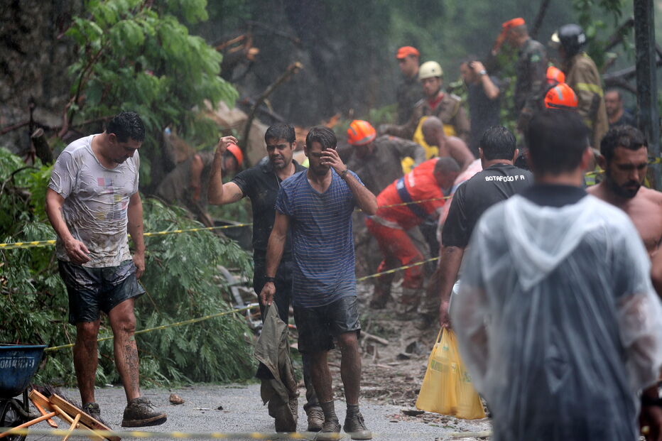 Inundações provocam caos nas ruas do Rio de Janeiro