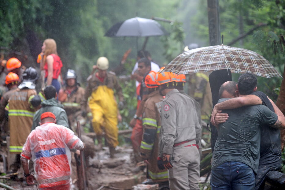 Inundações provocam caos nas ruas do Rio de Janeiro