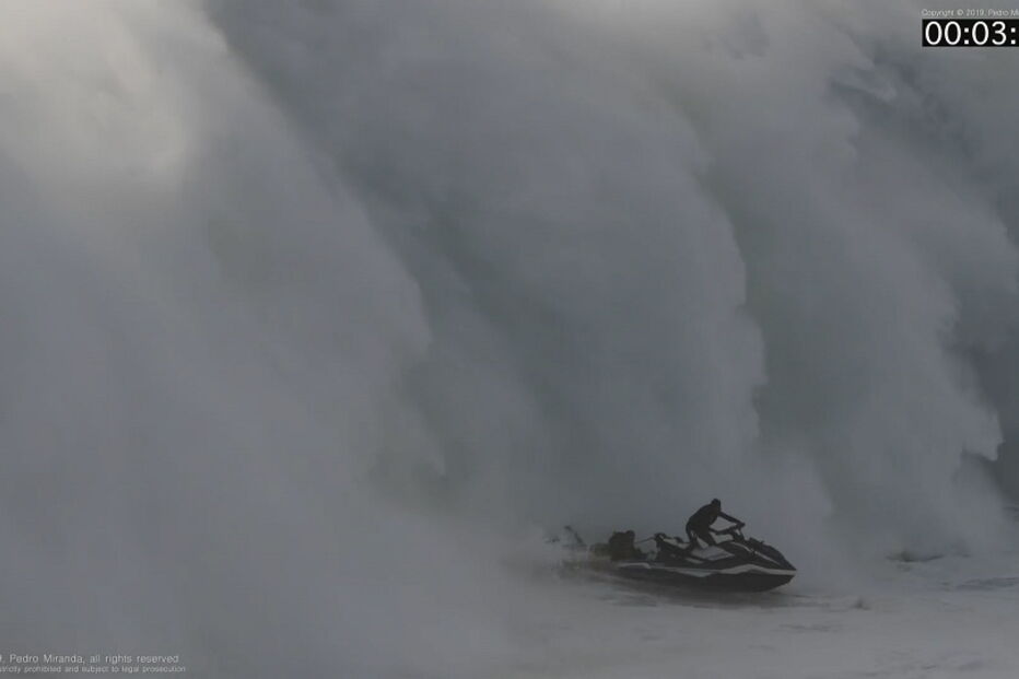 O resgate impressionante a um surfista que desafiou as ondas da Nazaré