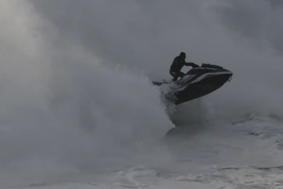 O resgate impressionante a um surfista que desafiou as ondas da Nazaré