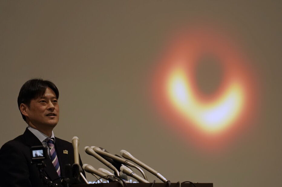 Mareki Honma na conferência de imprensa em Tóquio sobre o buraco negro