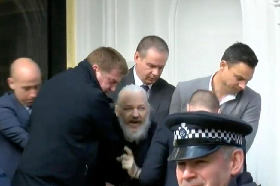 2019-04-11_11_00_50 assange.jpg