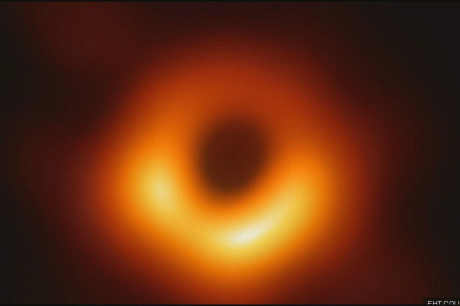 Revelada a primeira imagem de sempre do buraco negro 