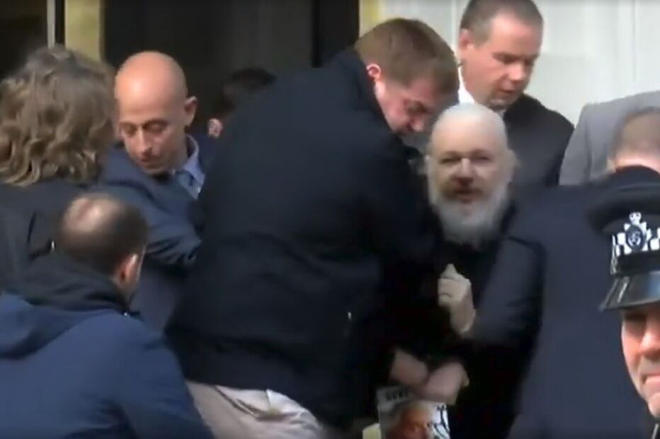 Julian Assange detido em Londres