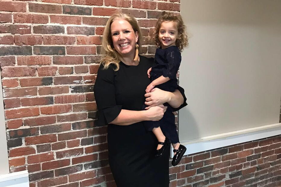 enfermeira realiza sonho de ser mãe ao adotar menina abandonada pelos pais