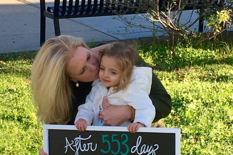 enfermeira realiza sonho de ser mãe ao adotar menina abandonada pelos pais