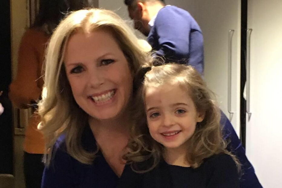 enfermeira realiza sonho de ser mãe ao adotar menina abandonada pelos pais