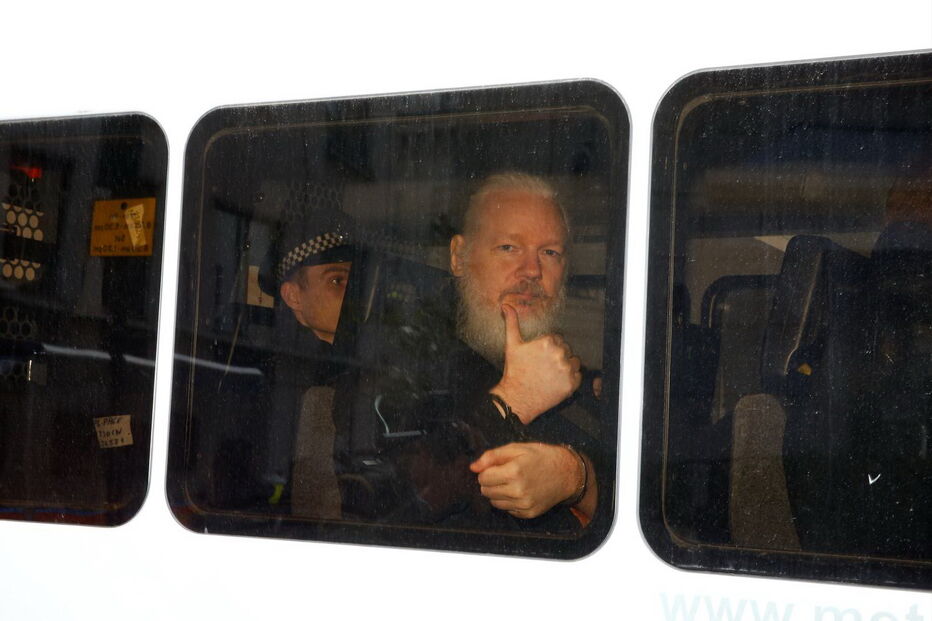  Julian Assange detido em Londres