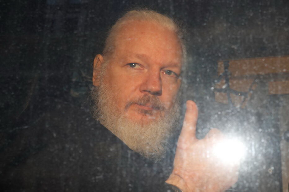 Julian Assange detido em Londres