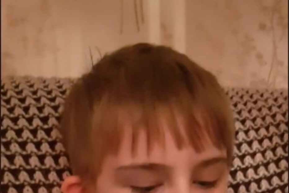 Escola obriga menino autistas a usar colete refletor para ser 'identificado'