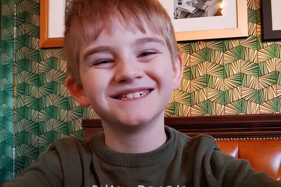 Escola obriga menino autistas a usar colete refletor para ser 'identificado'