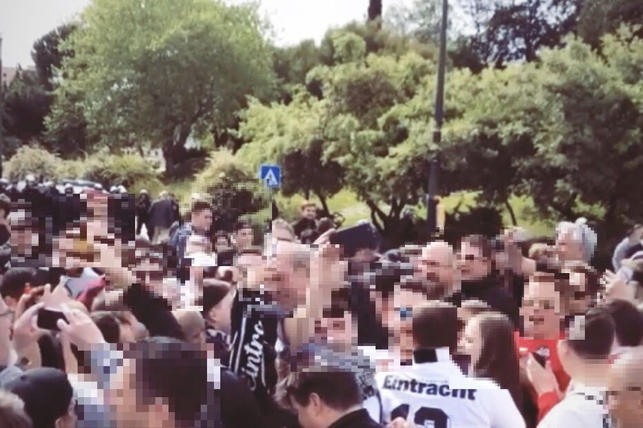 Adeptos alemães deixam garrafas e sacos espalhados no Parque Eduardo VII em Lisboa