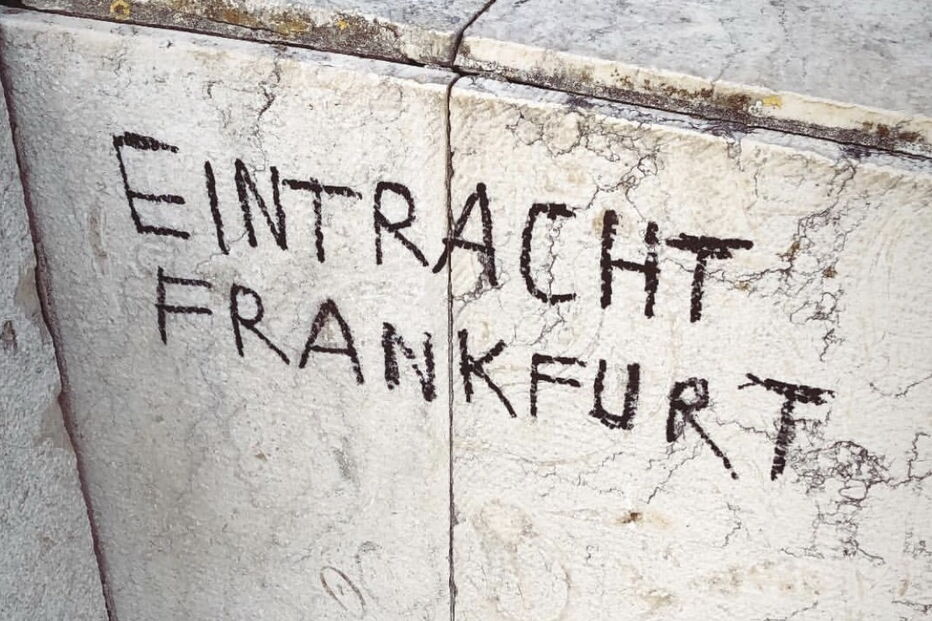 Adeptos alemães deixam garrafas e sacos espalhados no Parque Eduardo VII em Lisboa