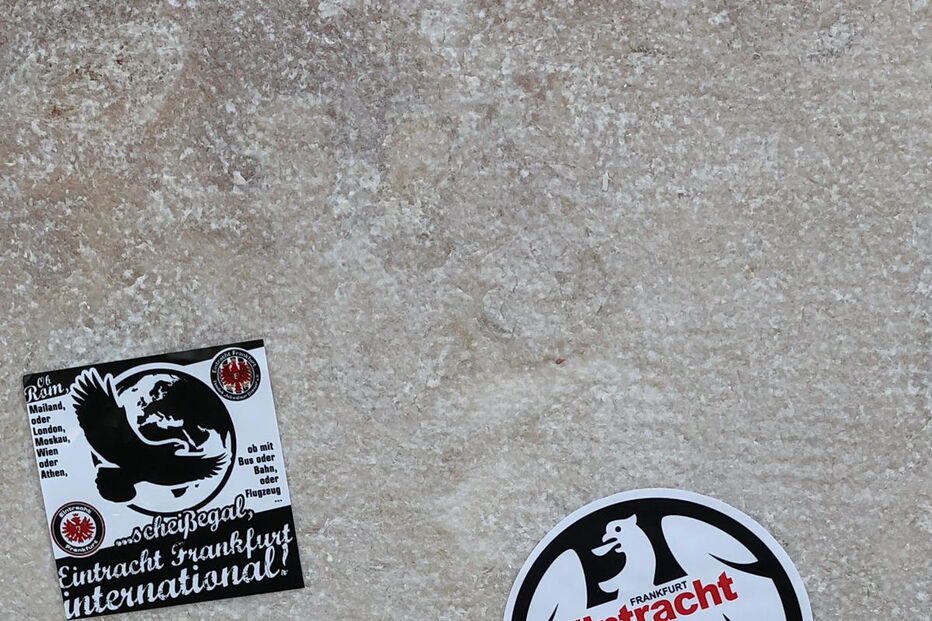 Adeptos alemães deixam garrafas e sacos espalhados no Parque Eduardo VII em Lisboa