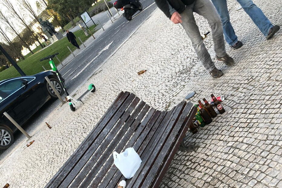 Adeptos alemães deixam garrafas e sacos espalhados no Parque Eduardo VII em Lisboa