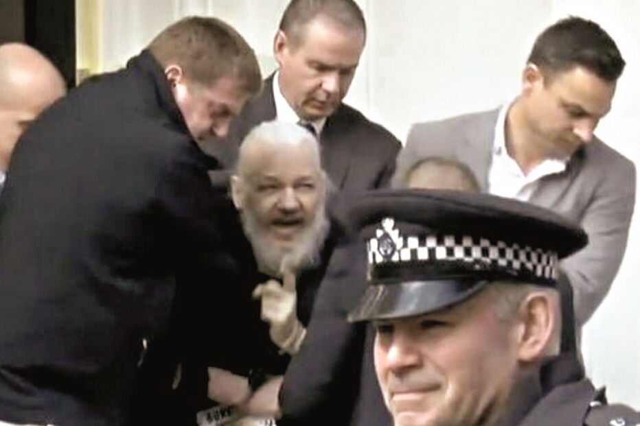 Assange resistiu à detenção e foi retirado da embaixada do Equador à força