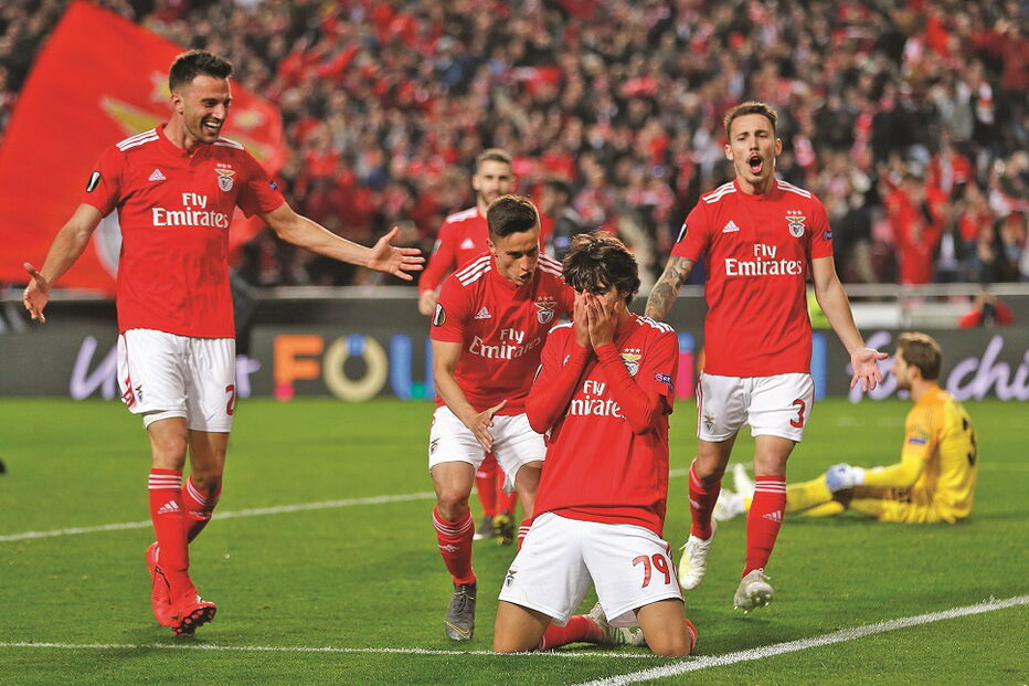 João Félix ajoelhou-se e chorou após marcar o quarto golo do Benfica (o seu terceiro) no jogo frente ao Eintracht Frankfurt 