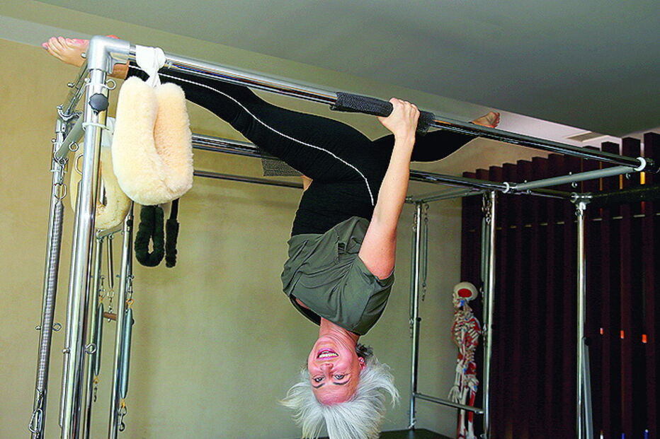 Ana Luís Martins, formadora internacional do método, exemplifica como a flexibilidade sai potenciada pela prática de contrologia. Melhoria postural reflete-se numa barriga lisa após 30 segundos de formação 