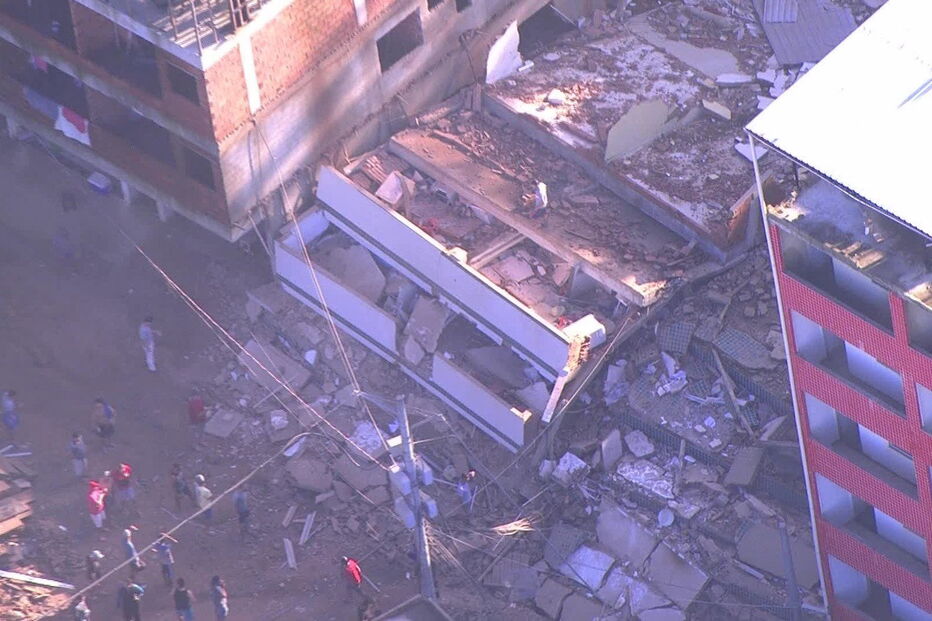 Dois prédios desabam no Rio de Janeiro. Há pessoas entre os escombros.